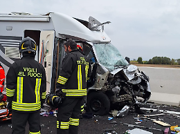 Si bloccano i freni del camion: schianto con un camper a San Michele al Tagliamento