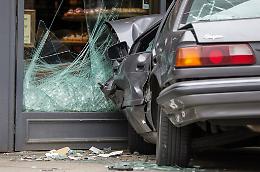 Perde il controllo dell'auto e sfonda la vetrina di una pasticceria: gravissimo un anziano a Vicenza