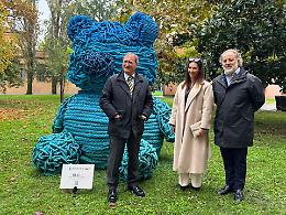 Un orsetto di corde conquista San Servolo: inaugurata la nuova scultura tessile di Emanuela Giacco