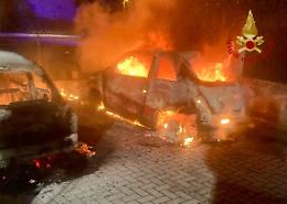 Loreggia, notte di fuoco: due auto distrutte dalle fiamme davanti a un condominio