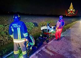 Albignasego, auto finisce in un fosso: conducente estratto dai Vigili del fuoco