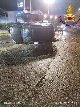 Conegliano, paura in via XXIV Maggio: auto si ribalta, donna ferita