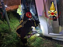 Vedelago, camion si ribalta nella notte: autista ferito e traffico bloccato in via Stazione