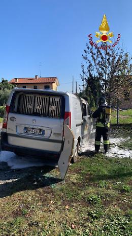 Furgone in fiamme a Susegana: intervento dei vigili del fuoco