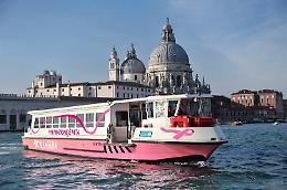 Venezia naviga per la prevenzione: il Vaporetto Rosa celebra il mese contro il tumore al seno