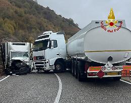 Cogollo del Cengio, scontro tra furgone e camion cisterna: un ferito