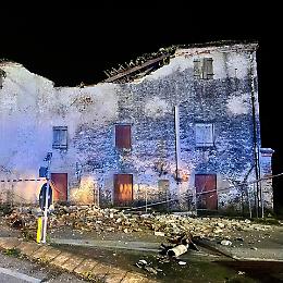 Crolla un edificio a Tombolo, via Sommavilla chiusa e traffico deviato: nessun ferito