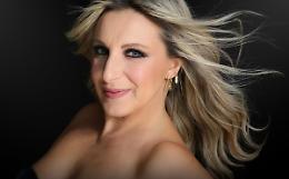 Katia Follesa conquista Mestre: in scena il 14 novembre con “No vabbè mi adoro”