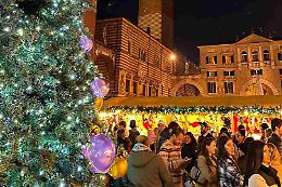 Verona si accende di Natale: dai mercatini in piazza Bra alla pista di pattinaggio all’Arsenale