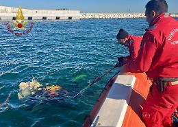 Barca affonda davanti al porto di Chioggia: recuperato il relitto dopo due giorni