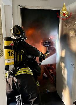 Thiene, incendio al capannone Munari Giocattoli: situazione sotto controllo