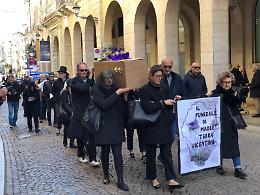 Flash mob funerale a Vicenza: ambientalisti proclamano morta la "Terra Vicentina"