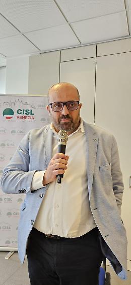 Contratto scuola 2022-2024: aumenti per docenti e Ata e arretrati fino a 2.000 euro