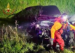 Paura a Carmignano di Brenta: scontro frontale in via Cerato, auto nel fossato e due feriti