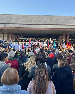 Nuova mobilitazione al teatro La Fenice contro la nomina di Venezi: centinaia in marcia da Santa Lucia a San Fantin