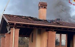 Fiamme sul tetto di una villetta a Campolongo Maggiore: intervento tempestivo dei Vigili del fuoco