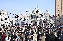 Piazza San Marco si veste a festa per i nuovi laureati di Ca’ Foscari
