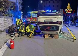 Belluno, auto si ribalta in via Feltre: conducente trasportata in ospedale