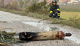 Padova, paura sul lungargine: bombola di acetilene prende fuoco durante lavori di sfalcio