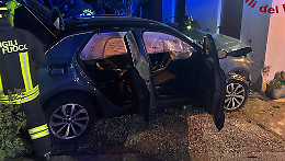 Povegliano, auto fuori controllo nella notte: conducente estratto dalle lamiere