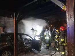 Auto nuova in fiamme a ridosso della porta: paura a Montecchio Maggiore, ma nessun ferito