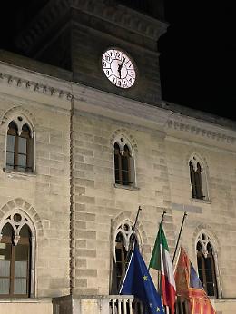 La Torre Civica di Cavarzere torna a brillare: nuova illuminazione e orologio nuovamente funzionante