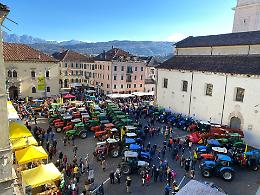 Evade dai domiciliari per ubriacarsi alla sagra di San Martino: arrestato in piazza dei Martiri dopo aggressione agli agenti
