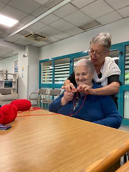 600 rose all’uncinetto contro la violenza sulle donne: l’iniziativa della Residenza Francescon