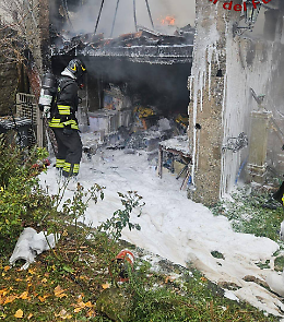 Incendio a Castello di Godego: i Vigili del Fuoco salvano le aree circostanti