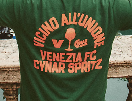 Venezia FC e Cynar Spritz, nasce la nuova capsule invernale: stile e identità lagunare in un’unica collezione