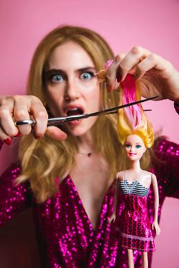 “Vita da bionda”: ironia e riflessione sullo stereotipo al Teatro Spazio Bixio