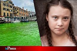 Venezia, verde sul Canal Grande: daspo urbano a Greta Thunberg e 36 attivisti di Extinction Rebellion