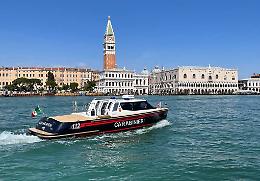 Venezia, stretta dei Carabinieri contro il commercio abusivo in centro storico