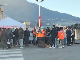 Hydro Extrusions di Feltre, lo sciopero continua: altri cinque giorni di presidio davanti ai cancelli dell’azienda