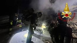 Paese, auto in fiamme in tangenziale: illeso il conducente