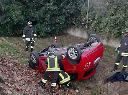 Esce di strada e si ribalta a Villorba: donna soccorsa dai Vigili del Fuoco