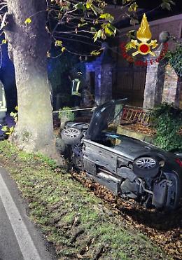 Auto ribaltata nel fossato a Ca' Morelli: 26enne estratto dai vigili del fuoco e trasportato a Treviso