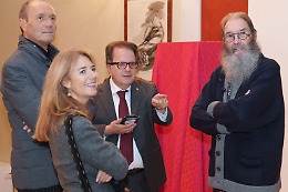 Il Maestro veneziano Gianmaria Potenza regala al Veneto la sua scultura ‘Grappolo d’uva’