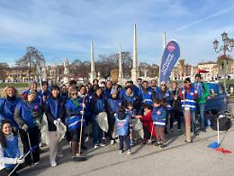 Prato della Valle si libera dai mozziconi: 5mila raccolti in due ore dai volontari