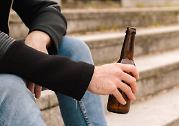 Tenta di rubare alcolici e aggredisce il vigilante: arrestato 26enne a Verona