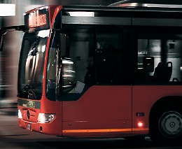Padova, incidente al Bassanello: autobus esce di strada, invade la ciclabile e abbatte un palo