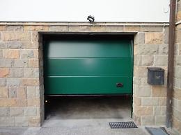 Schiacciato dal basculante difettoso del garage, muore un 55enne di Vedelago