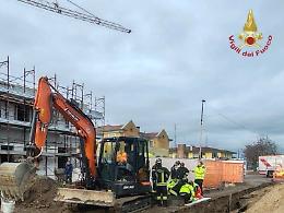 Tragedia sul lavoro a Ponte San Nicolò: muore operaio travolto da uno scavo