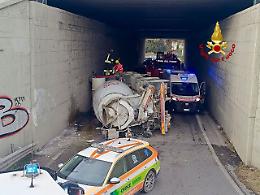 Betoniera si ribalta nel sottopasso: autista ferito a San Martino Buon Albergo