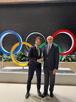 All’aeroporto Marco Polo si accende l’albero olimpico: SAVE celebra il Natale con Milano Cortina 2026