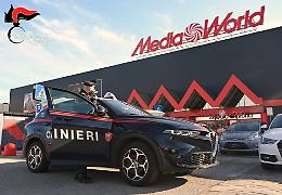 Cercava di scassinare auto nel parcheggio della Mediaworld: colto in flagrante a Padova