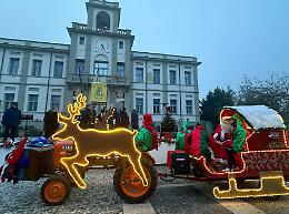 Porto Viro, la città si illumina: inaugurato il Natale 2025 tra luci, casette e pista di pattinaggio