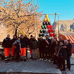 Natale tra festa e memoria a Longarone: acceso l'albero di caschi protettivi per ricordare le morti sul lavoro