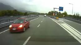 Prende contromano la tangenziale di Verona, ma gli altri automobilisti la fermano prima della tragedia