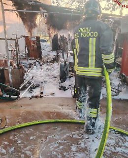 Povegliano, incendio in un deposito agricolo: esplodono due bombole GPL
